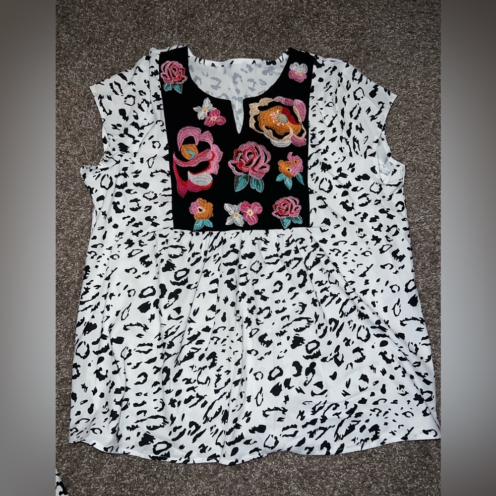 Women’s top. 2 available sizes L & Xl